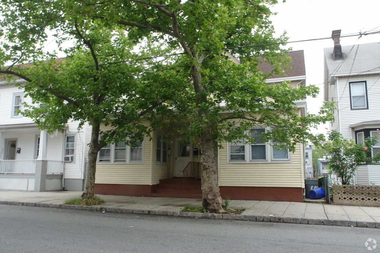 Building Photo - 104 Washington St