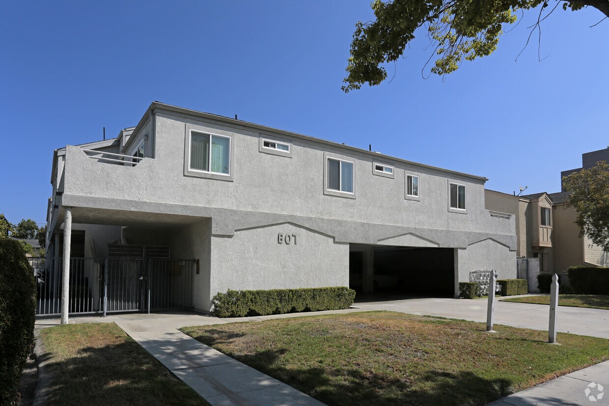 Primary Photo - Broadway Apartments