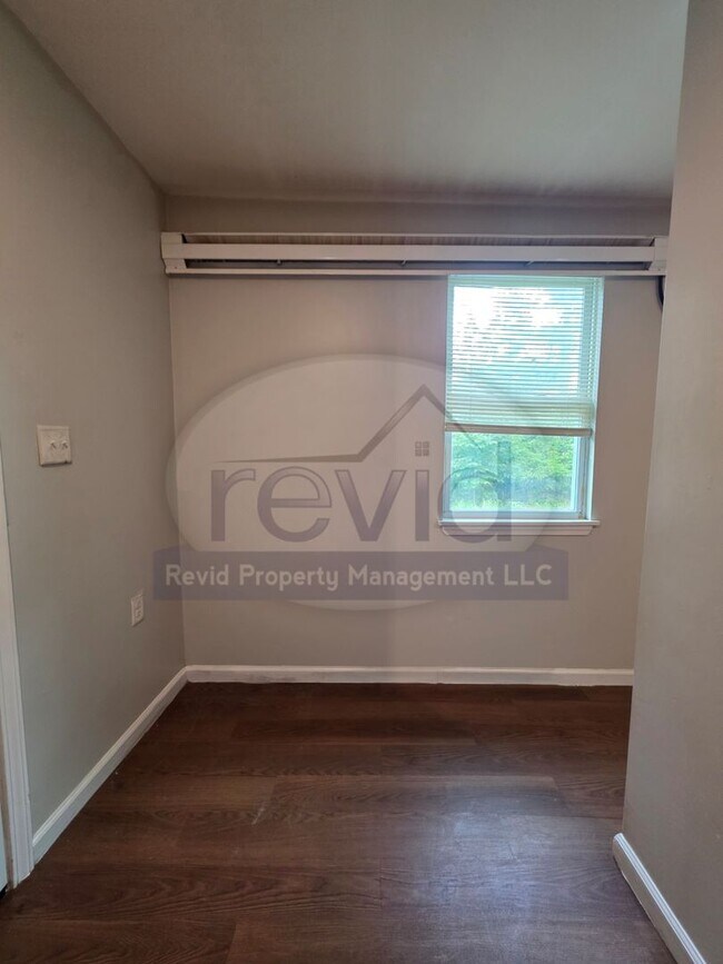 Building Photo - 1 Bedroom apartment!