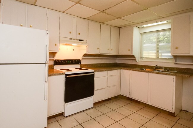 Building Photo - Clean 2BR Apartment (ZRG)