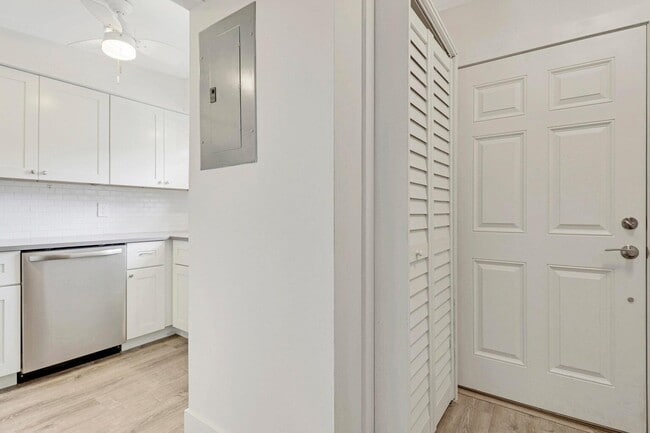 Building Photo - 415 N Cypress Dr