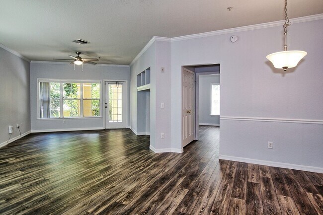 Foto del edificio - 2 bedroom/2 bath, 1st floor unit with a 1-car garage!