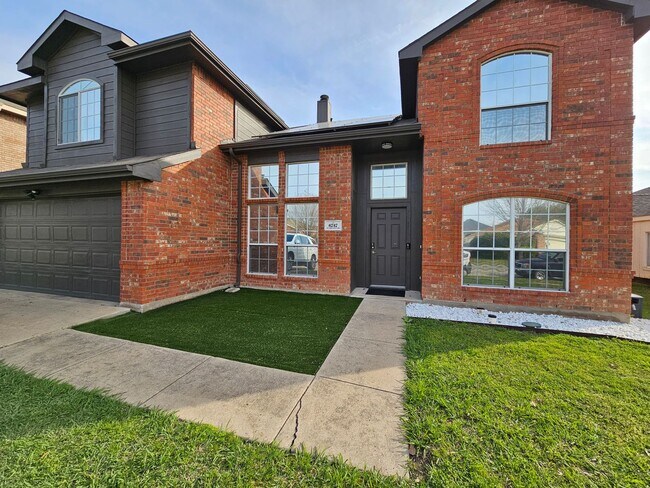Building Photo - Absolutely Adorable... Lots of space