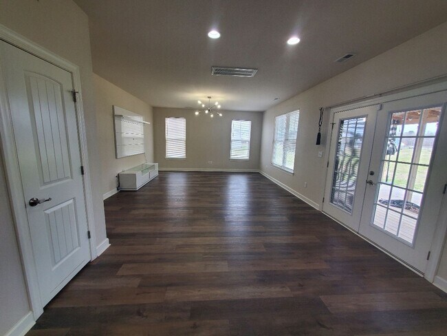 Foto del edificio - Luxurious 4BR/2.5BA Home with Spacious Living Spaces and Elegant Touches