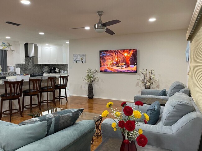Foto del edificio - 2 Bedroom Single Family Home in Venice Garden