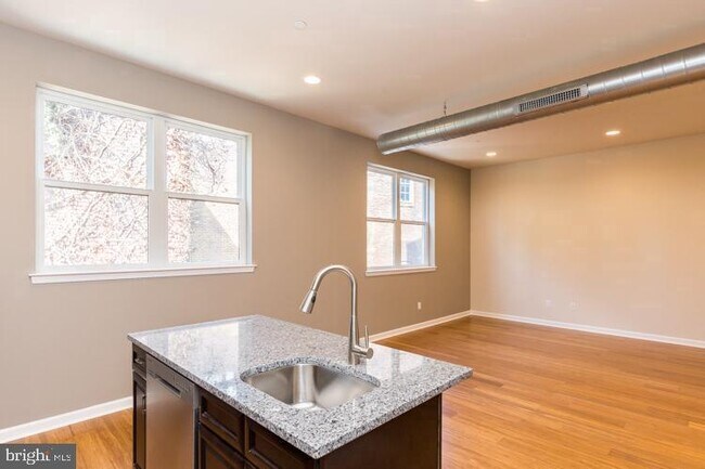 Foto del edificio - 2418 Frankford Ave