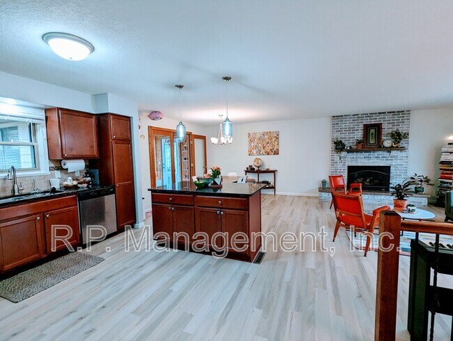 Foto del edificio - 4251 Carlson Lake Ln N