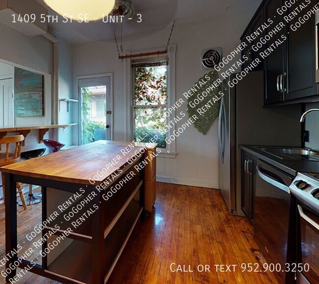Building Photo - 3 Bedroom Dinkytown Apartment Available Now!