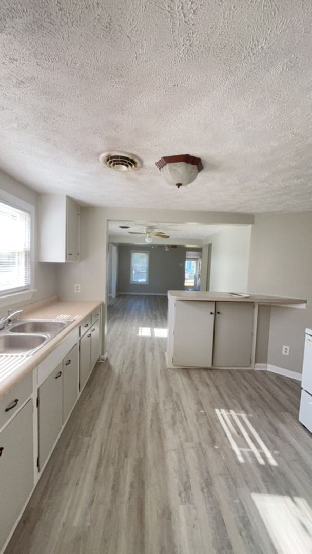 Building Photo - Washer/Dryer Hook-Ups