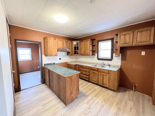 Building Photo - 4 Bedroom Home With Garage