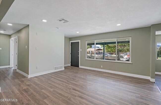 Foto del edificio - 10096 Ontario Ave