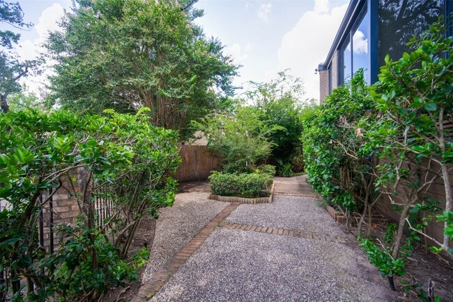 Foto del edificio - 6311 Riverview Way