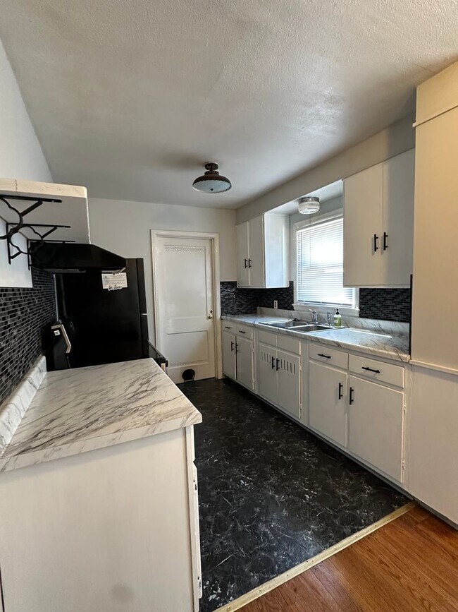 Foto del edificio - 2 Bedroom with Bonus room and Hardwood Flo...