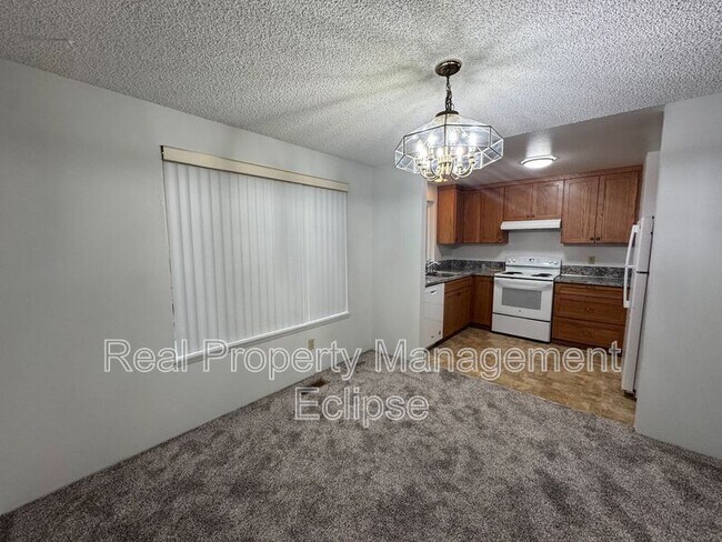 Foto del edificio - 13617 SE Fairwood Blvd