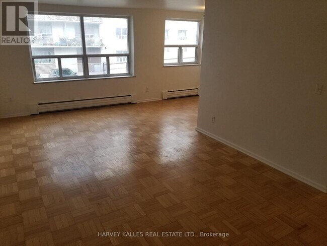 Photo du bâtiment - 1751 Victoria Park Ave