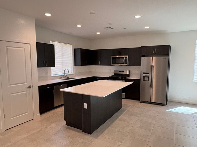 Foto del edificio - Welcome To This Charming Two-Story Home Ne...