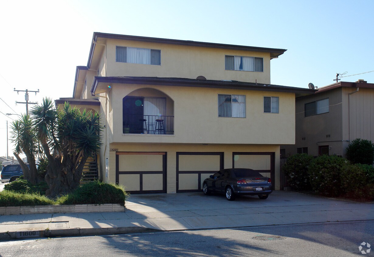 Building Photo - 11600 Menlo Ave