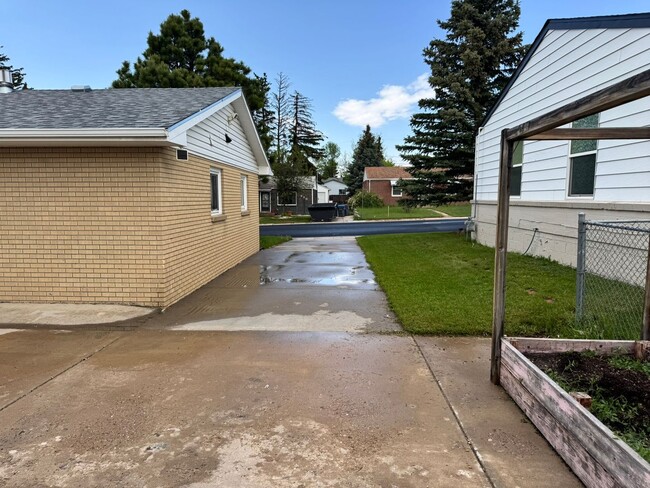 Building Photo - 5 Bedroom ,3 bathroom Single Family Unit, ...