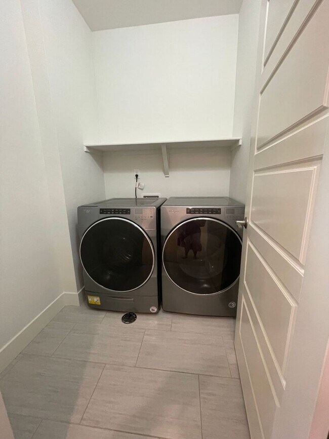 Foto del edificio - 3 BED/3 BATH TOWNHOME AVAILABLE NOW!