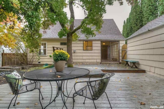 Building Photo - Charming bungalow at 30th and Harrison