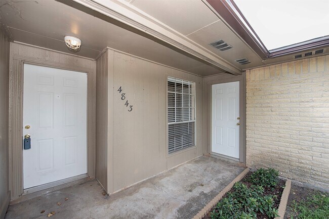 Building Photo - 4843 Beechaven St