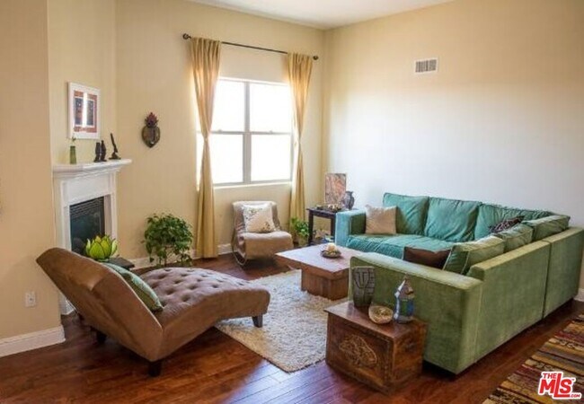 Foto del edificio - 5037 Rosewood Ave