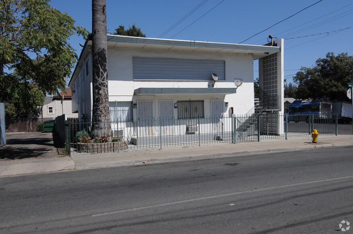 Building Photo - 1143 E Park St