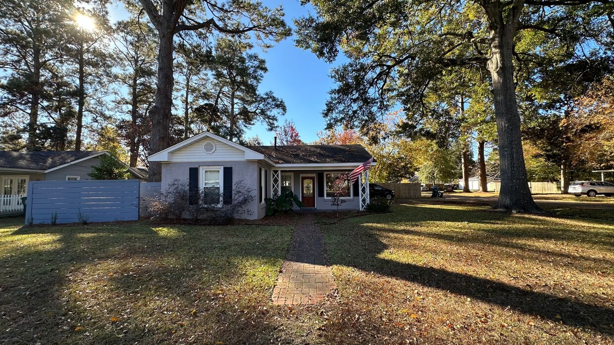 Primary Photo - Gorgeous 3 bed Home!!