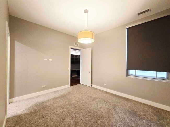 Foto del edificio - 1100 W Adams St