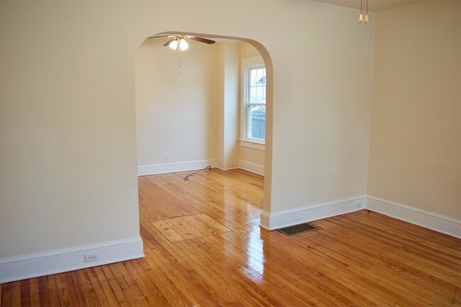 Building Photo - 965 E Poplar St