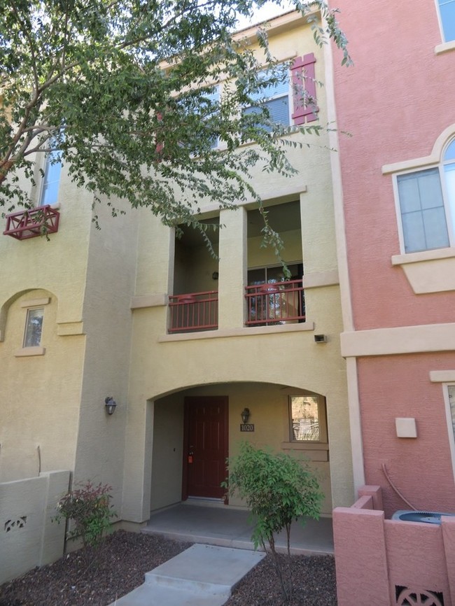 Building Photo - 900 S 94th St