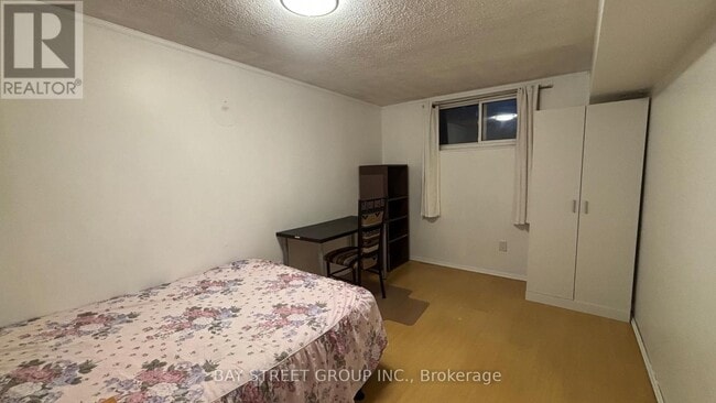 Building Photo - 865 Consort Crescent