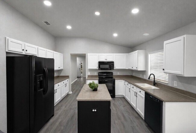 Building Photo - 5651 SW 40th Pl