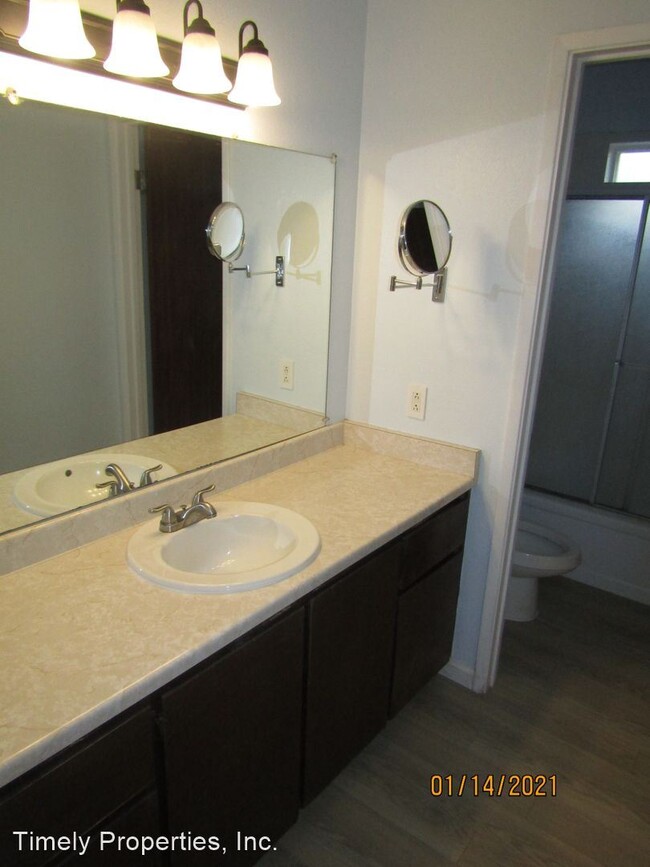 Foto del edificio - 6627 Meadow Pines Ave