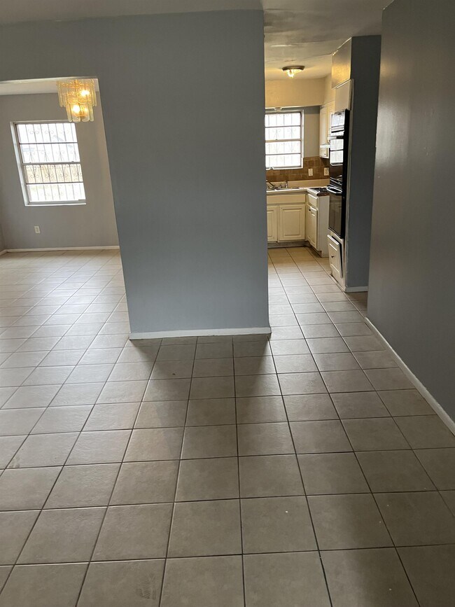 Building Photo - 1160 Baythorne Dr
