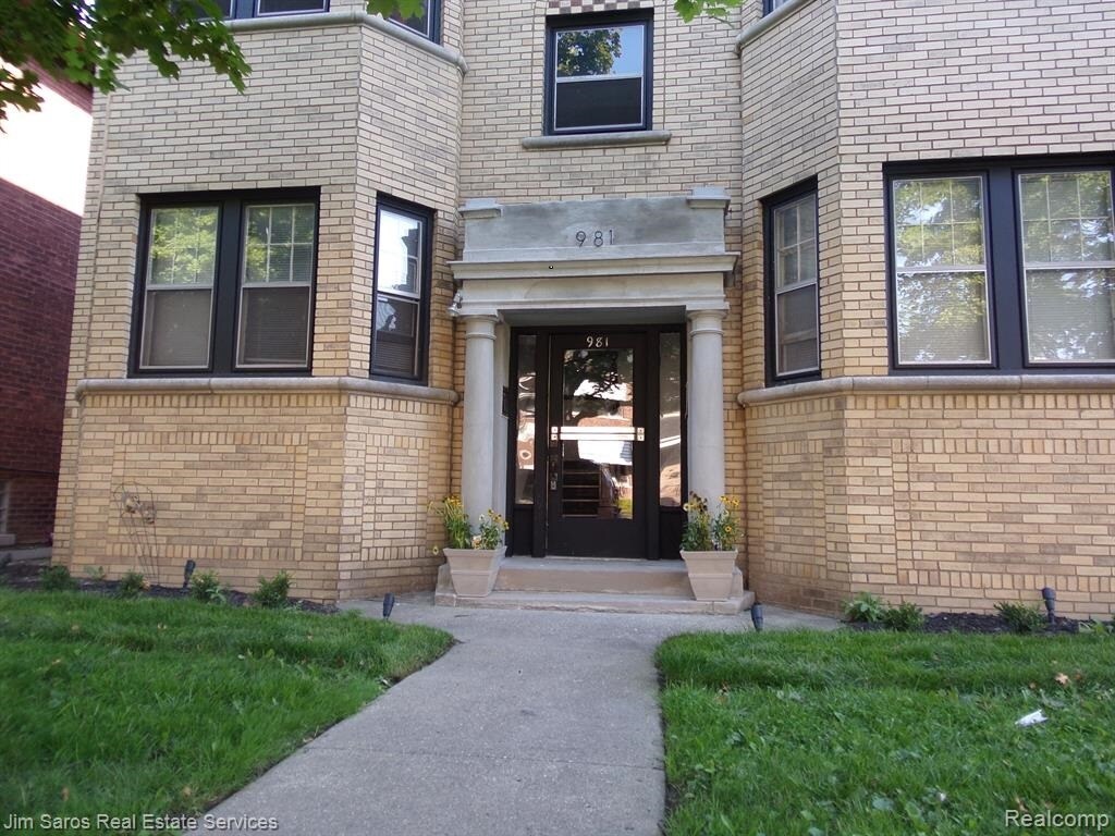 Primary Photo - 981 Beaconsfield Ave
