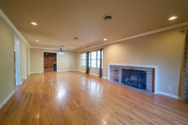 Building Photo - 3700 Sierra Ct