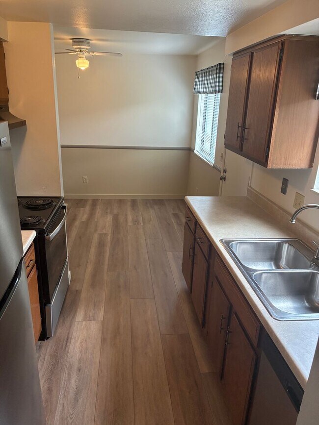 Building Photo - Beautiful 3-Bedroom, 3-Bath Home With Grea...