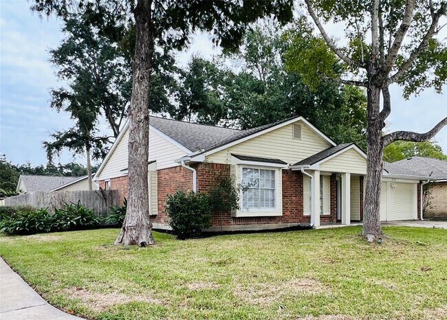 Building Photo - 402 Forest Hills Dr