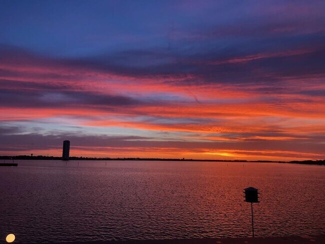 Foto del edificio - 351 Lakeside Ln