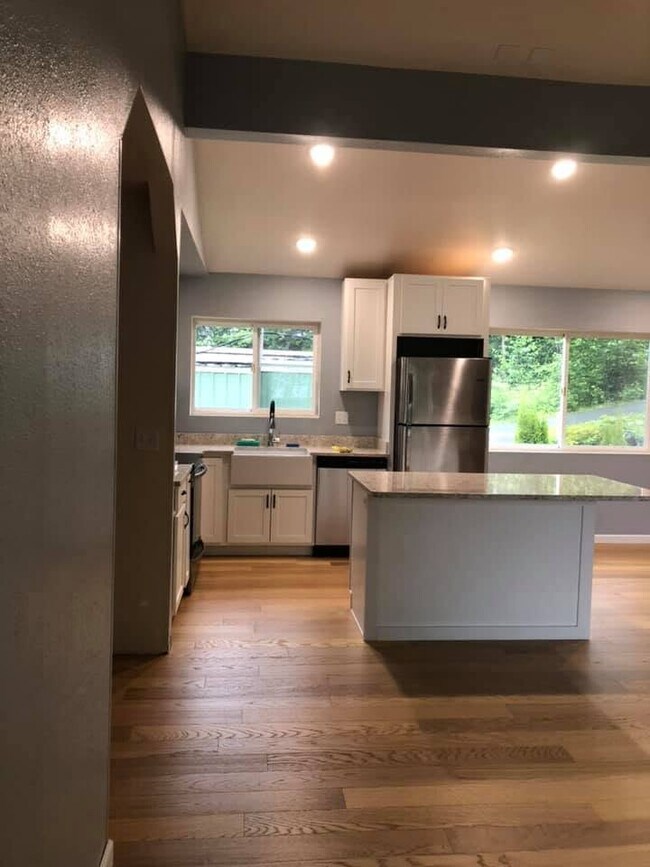 Foto del edificio - 2034 Halibut Point Rd