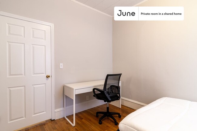 Building Photo - Private bedroom in 3 bed/1 bath Home