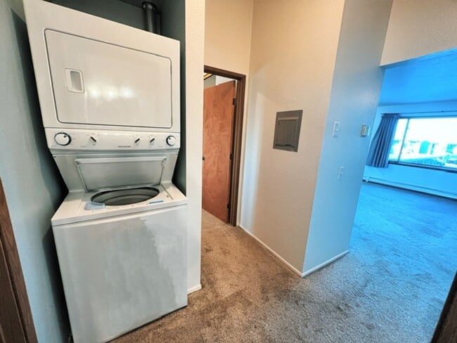 Foto del edificio - Spacious & Bright Top Floor Condo in East Anchorage, Close to Base + W/D In Unit!