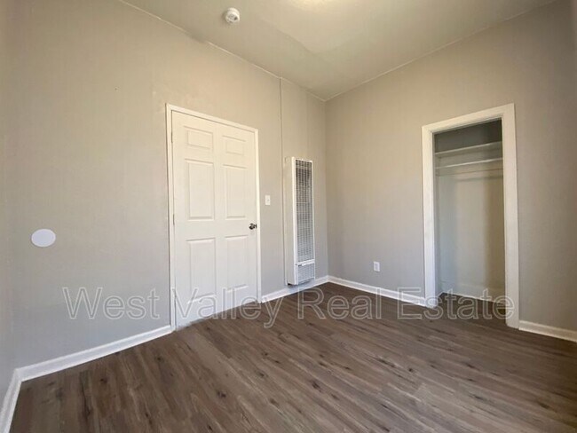 Building Photo - 319 Kern St