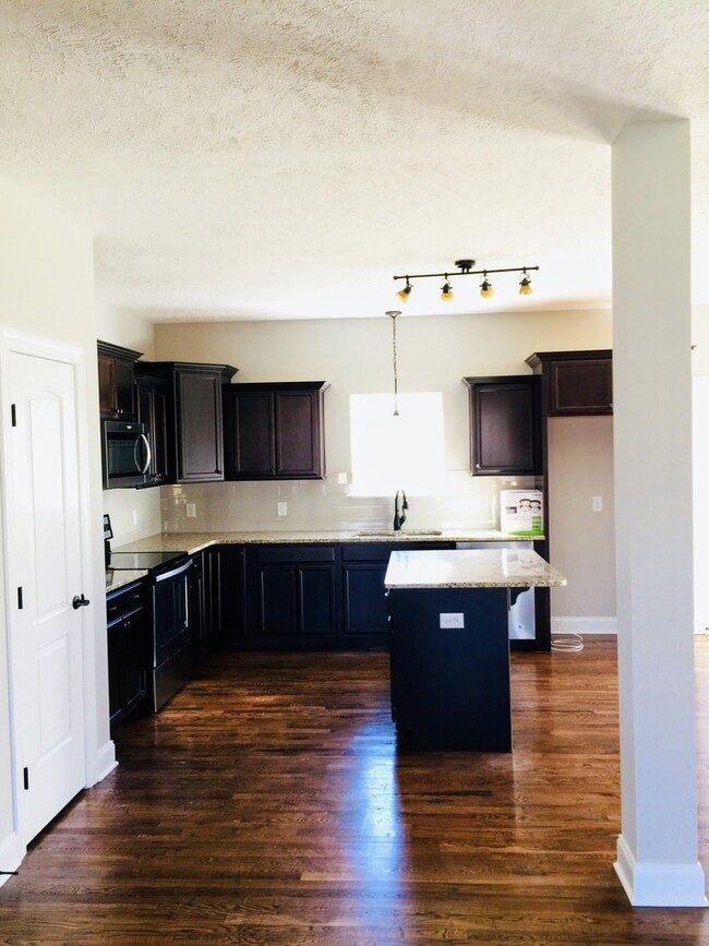 Building Photo - 6582 Sunnywood Dr