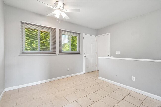 Building Photo - Charming 3 bedroom 2.5 bath ranch home wit...