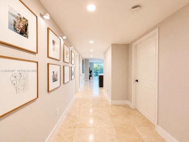 Foto del edificio - 15051 Royal Oaks Ln