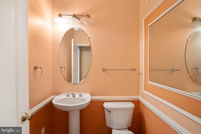 Building Photo - 43513 Lucketts Bridge Cir