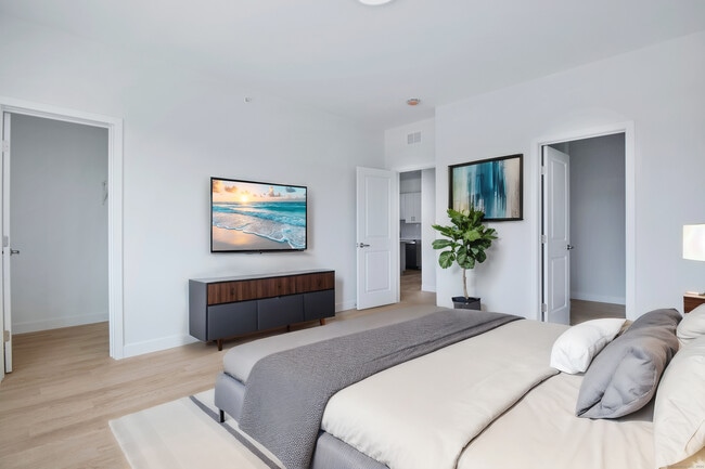 Building Photo - 100 N Main St