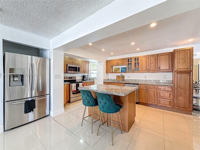 Building Photo - 2940 NE 10th Terrace